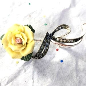 Vtg Sweet Yellow Rose  Avon Silver Tone Porcelain Rhinestone Flower Pin Brooch